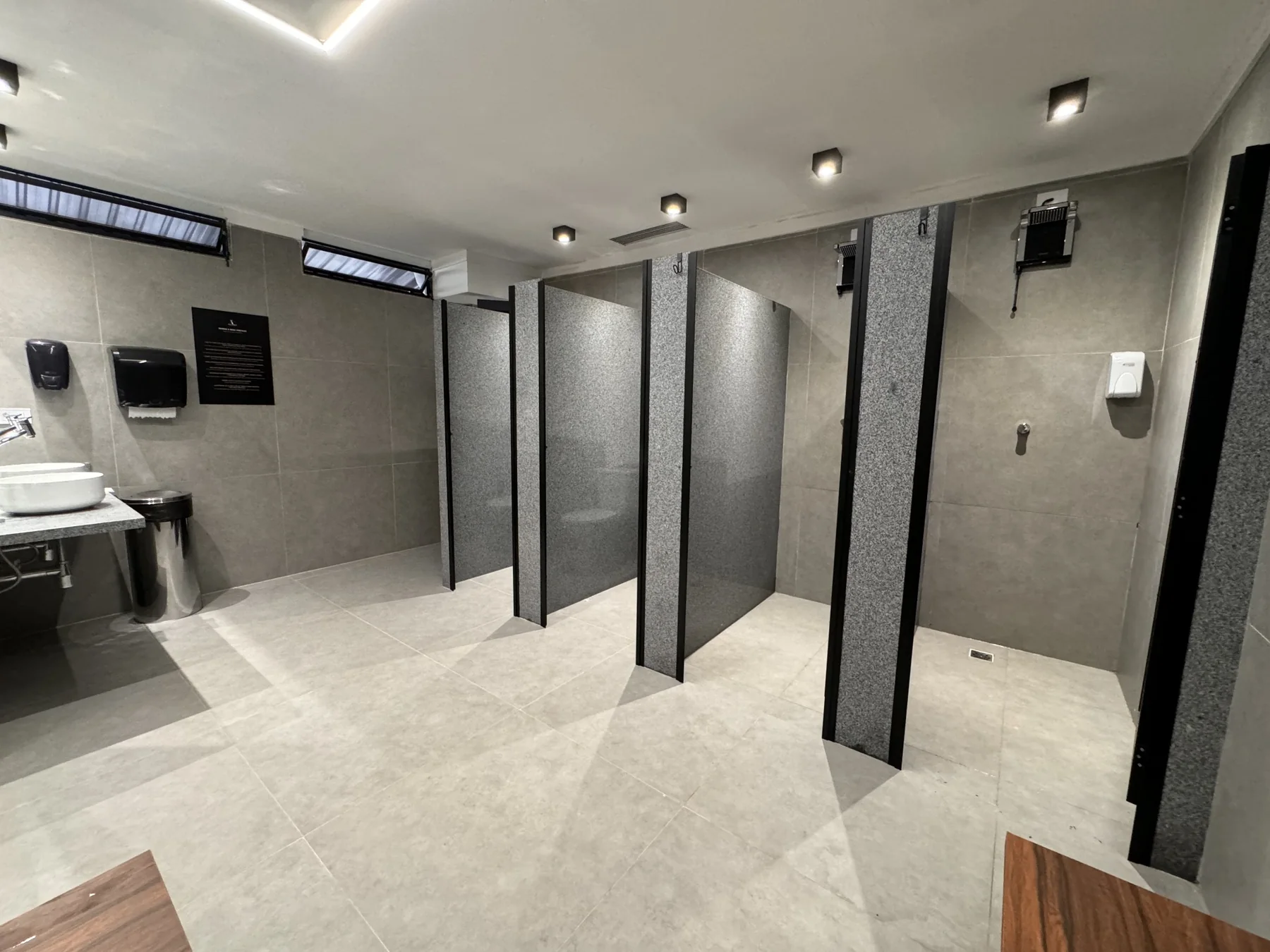 Showers — Alliance Santos